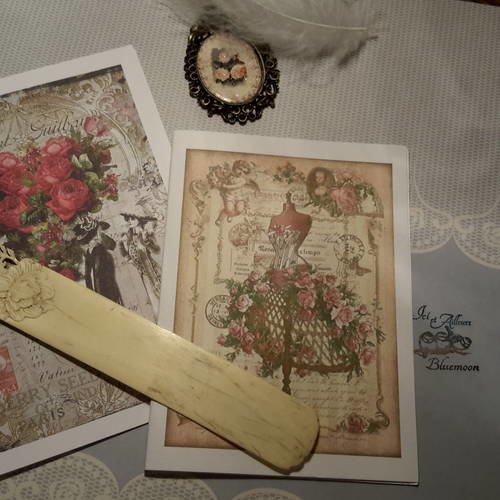 Lot de 2 cartes doubles,enveloppes. 250g. shabby chic,  mannequin bois, roses, jeunes femmes. 