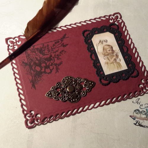Carte filigranée bordeaux, die cut, petite fille, estampe métal bronze, coin fleurs et graminées. 
