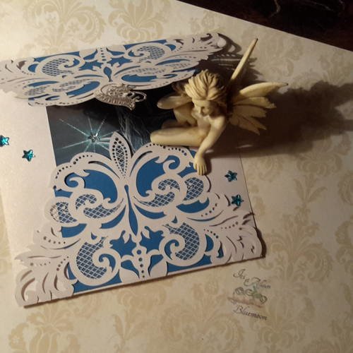Grande carte triple collection" les fabuleuses". fée bleue et étoile. bleu royal et blanc filigrane.  arabesques. strass. 
