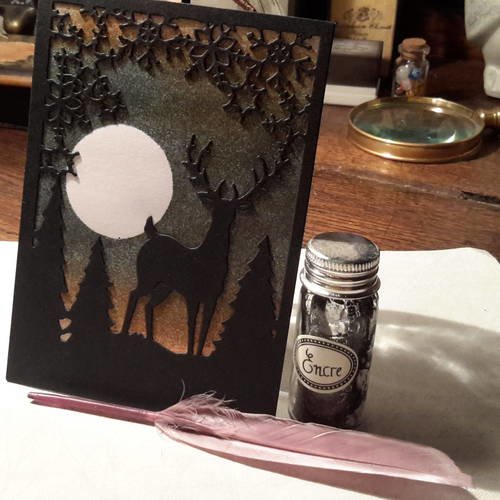 Carte fait main et enveloppe, cerf au clair de lune. découpes  dies,  et jeux d'encre.  orange, gris, vert, noir 