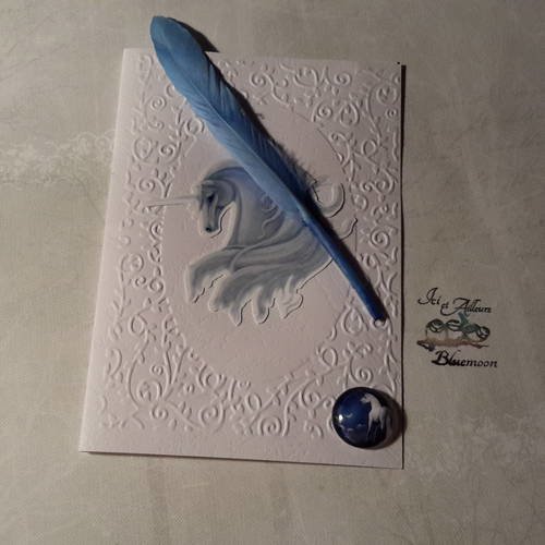 Carte embossée et son enveloppe couleur, découpe licorne des neiges,  encadrée,  cabochon bleu nuit, lune et licorne 