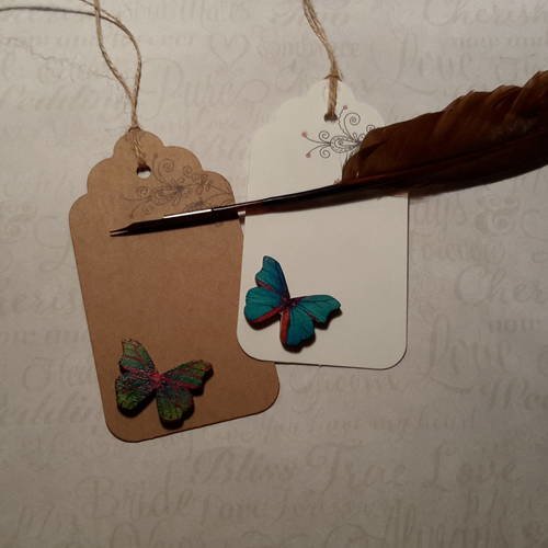 Lot 2, tags, étiquettes avec  liens, un côté jolie découpe, avec  arabesque fleurs et  papillons en bois. 