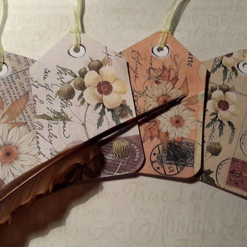 Lot  de 4   très grandes étiquettes fleurs vintage  avec lien organza.  dessins botaniques, vieux timbres.... 
