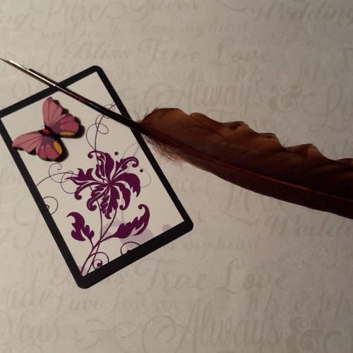 Grand embellissement, ou mini carte, arabesque, fleurs, papillon en bois coloré, violet et mauve, carte noire 