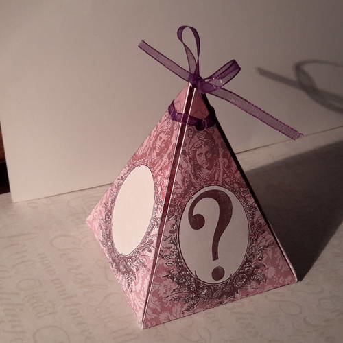 Petite boîte cadeau rose ancien,  romantique  et son étiquette,  gourmandises,  surprises .  pré découpée et pré pliée en pointillé.