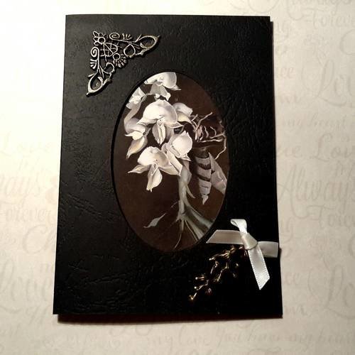 Carte double noire veinée et enveloppe.  collection les précieuses, illustration ovale orchidée blanche,  ruban,  coin, branche 