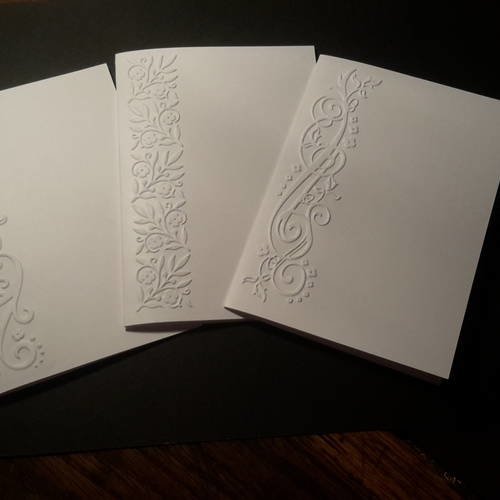 Lot de 3 cartes doubles frises différentes  embossées, arabesques de fleurs, feuilles pour créations. papier épais 250g 