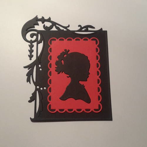 Carte rectangulaire  et enveloppe jolie découpe filigrane noire, avec carte festonnées rouge, profil visage façon camée 