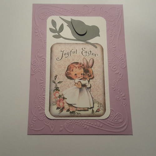 Carte embossée  et enveloppe,  illustration de pâques,  petite fille et lapin, fleurs, oiseau en relief.