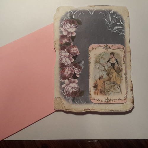 Grande carte romantique et son enveloppe rose, couple à la cueillette des fruits 18ème.  arabesques nacrées 
