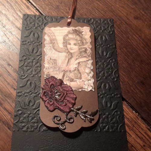 Reserve》original marque pages, illustration musicienne, avec motif fleur en guipure marron et or,  sur kraft marron
