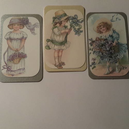 Lot b de 3 petites cartes, rétro,  petites filles en toilettes et rubans avec fleurs, violettes. scrap