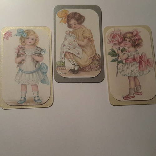Lot   de 3  petites cartes,  rétro,  petites filles en toilettes et rubans avec fleurs. scrap 
