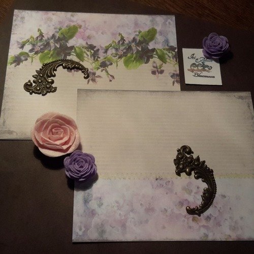 Lot de 2 feuilles papier scrapbooking,  rectangulaires, motifs shabby chic, floral.. violettes et rayures ...scrap 