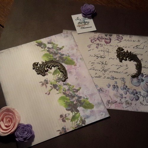 Lot de 2 feuilles papier scrapbooking,  rectangulaires, motifs shabby chic, floral.. violettes et écritures...scrap 