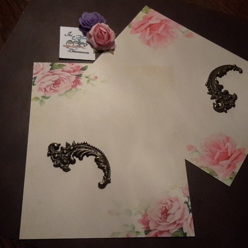 Lot de 2 feuilles papier scrapbooking,  rectangulaires, motifs shabby chic, floral.. roses en joli flou. scrap 