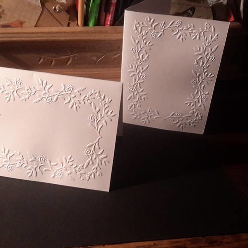 Lot de 2 cartes doubles grand cadre embossé, arabesques de fleurs, feuillages pour vos créations.  superbe papier épais, 