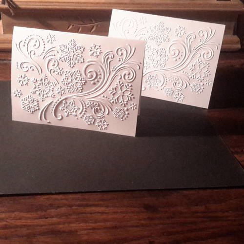 Lot de 2 cartes doubles embossées, arabesques et flocons de neige  pour vos créations de noël.  superbe papier épais, 250g. 