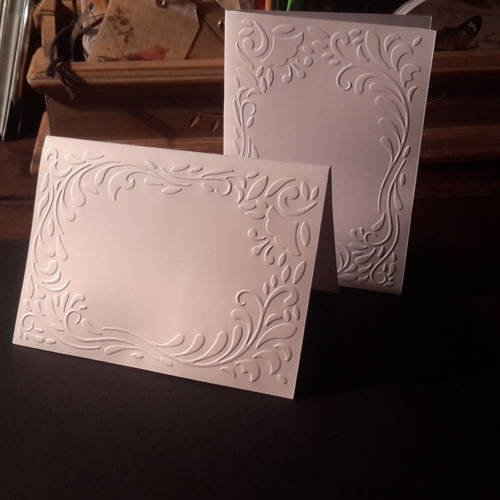 Lot de 2 cartes doubles, grand cadre embossé, arabesques et feuillages pour vos créations.  superbe papier épais, 250g. 