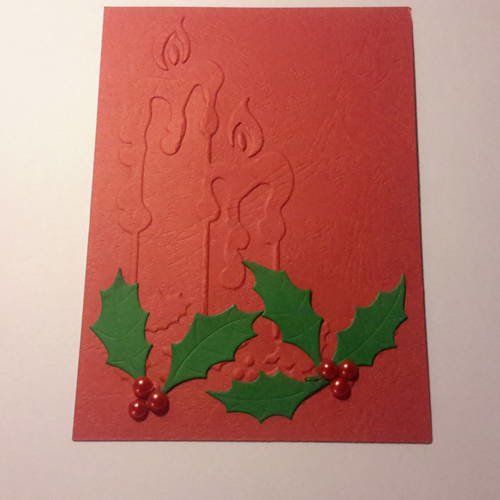Carte embossée bougies et houx, enveloppe. découpes papier feuilles de houx, strass rouges. scrap 