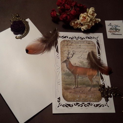 Carte blanche et enveloppe, belles découpes, 250g, cerf, sur fonds écriture vintage,  arabesques, nature.