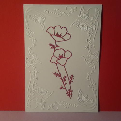 Carte, découpe  simple, et enveloppe blanche, avec superbe embossage fleurs et papillons, avec coquelicots rouges filigranés