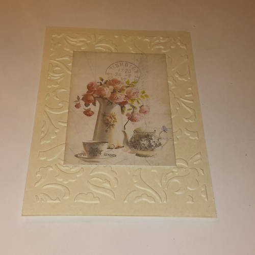 Grande carte blanc cassé et enveloppe  , embossage motifs feuilles stylisées, illustration victorienne rose, service à thé, papillon.. 