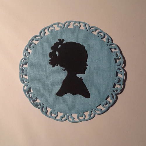 Carte ou grand embellissement, rond, contour ajouré, bleu, avec petite fille profil, papier noir, façon camée.