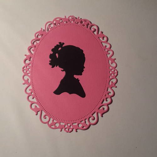 Carte ou grand embellissement, ovale, contour ajouré, rose fuschia, avec petite fille profil noire, façon camée.