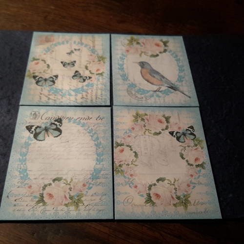 Lot  1 de quatre images rétro, roses anciennes, oiseaux et papillons sur fonds écriture, sur beau papier épais. 