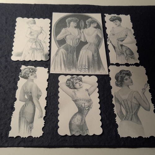 Lot de 6 tags, dies, découpes rectangulaires ,  vintage, femmes au corset, noir et blanc. 