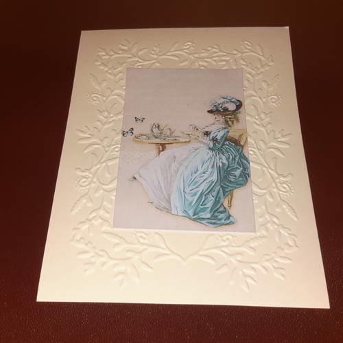 Grande carte blanc cassé et enveloppe, die, embossage arabesques feuilles et branches, illustration  duchesse prenant le thé. 