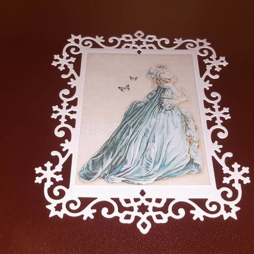 Carte et enveloppe, die,  en cadre découpé fines arabesques, 250g, illustration élégante duchesse en robe et cape bleues et or. 