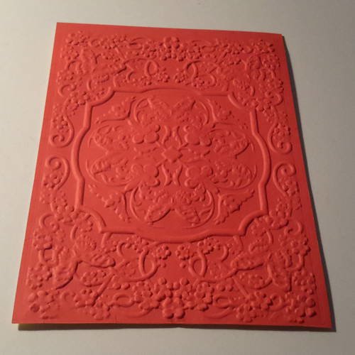 Lot 3 grandes cartes simples ou fonds de carte embossés, rouge.  dos  papier épais blanc.rosace centrale fleurs stylisées, papillons, 