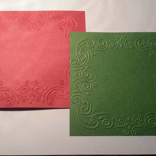 Lot 2  fonds de carte, grand cadre embossé, arabesques,feuillages. papier épais veiné 250g, rouge et vert. scrap 