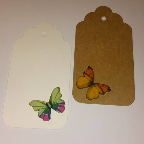 Lot de deux tags, étiquettes avec lien, un côté jolie découpe, avec  papillons colorés,  sujets en  bois. 