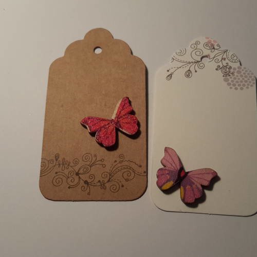 Lot de deux embellissements, tags, étiquettes et leurs liens,  un côté jolie découpe, avec  arabesque fleurs et  papillons colorés, 