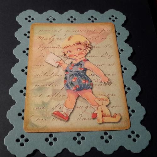 Embellissement, mini-carte, petite fille rétro avec  ourson , sur étiquette, découpe papier bleu épais, rectangle  ajouré