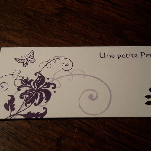 Embellissement, étiquette rectangulaire, papier épais blanc mat avec papillon, fleur, arabesque,  "une petite pensée. ." 