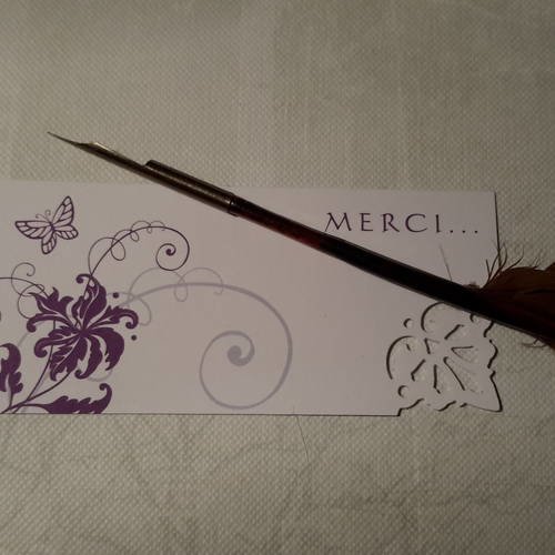 Petit embellissement, tag, étiquette rectangulaire, papier épais blanc mat avec papillon, fleur, arabesque,  "merci"
