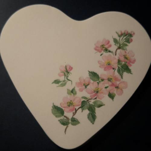 Petite carte, découpe forme coeur, image romantique, étiquettes, notes coeur, fleurs roses, aubépine sauvage. scrapbooking 