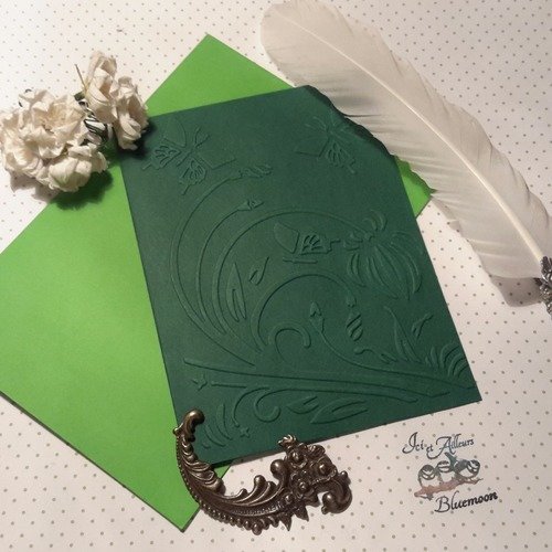 Carte double,  vert foncé, avec superbe embossage fleurs et papillons . très beau papier épais veiné 