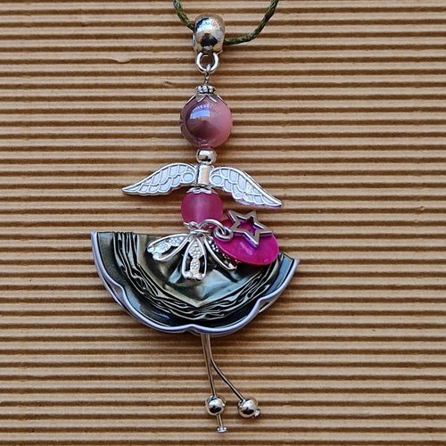 Pendentif, collier, personnage poupée miss zoé, perles, métal argenté et aluminium