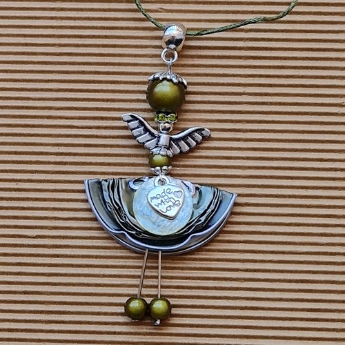 Pendentif, collier, personnage poupée miss émilie, perles, métal argenté et aluminium