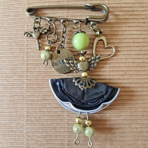 Broche, épingle personnage poupée miss kalyssia, perles, breloques en métal de couleur bronze et aluminium