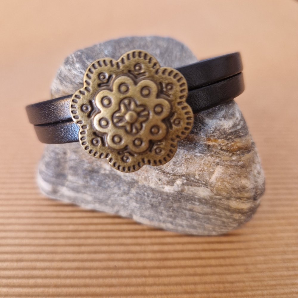 Bracelet pour femme, en cuir marron, passant fleur en métal de couleur  bronze - Un grand marché