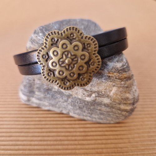 Bracelet pour femme, en cuir marron, passant fleur en métal de couleur bronze