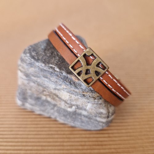 Bracelet pour femme, en cuir cousu et lisse marron, passant carré ajouré en métal de couleur bronze