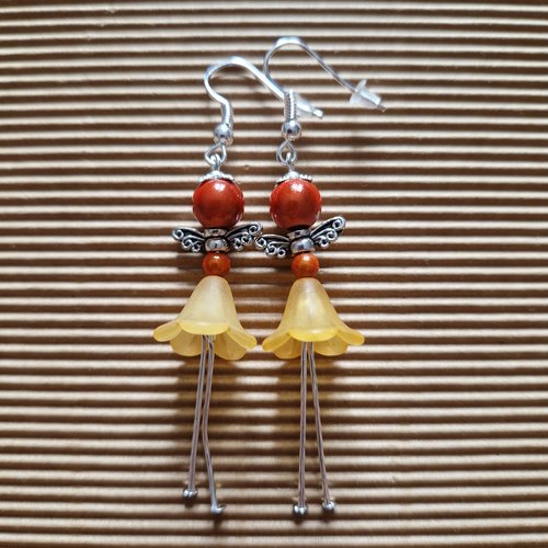 Boucles d'oreilles poupée mini miss léna, fleur lucite en acrylique, perles et métal argenté