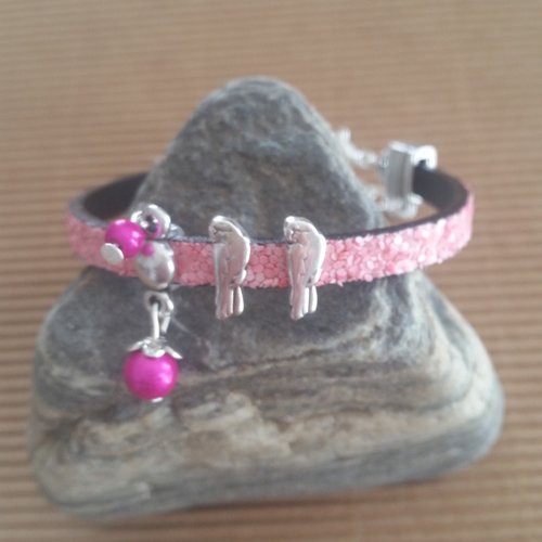 Bracelet pour enfant, en cuir paillettes, rose, passants perroquets en métal argenté zamak et perles fuchsia